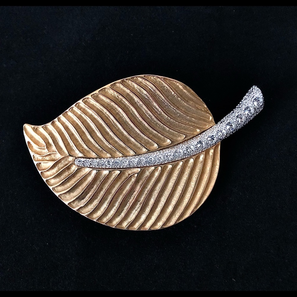 Vintage KENNETH JAY LANE Gold tone and clear crystal brooch pin